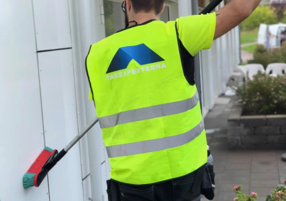 Nytvättad putsfasad