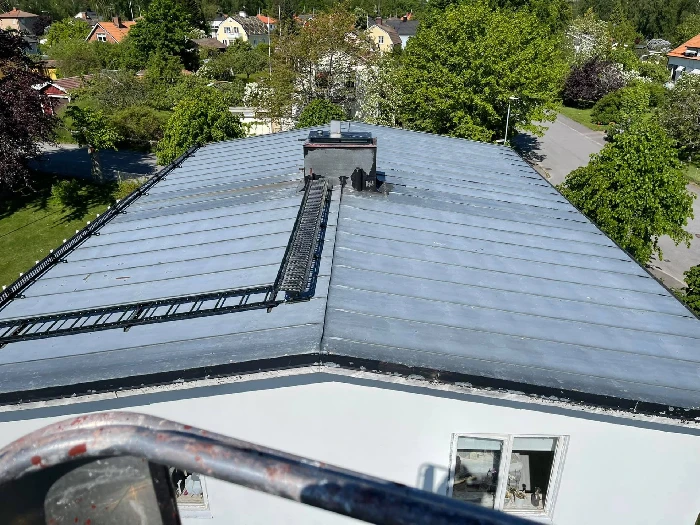 Takmålning av plåttak med specialfärg